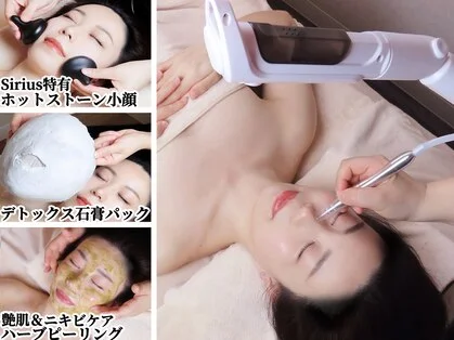 ベッドに横たわる女性の顔まわりにエステティシャンが美容施術を行う様子