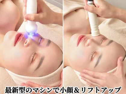 タオルをかけた女性へ顔まわりのエステ施術を行う様子